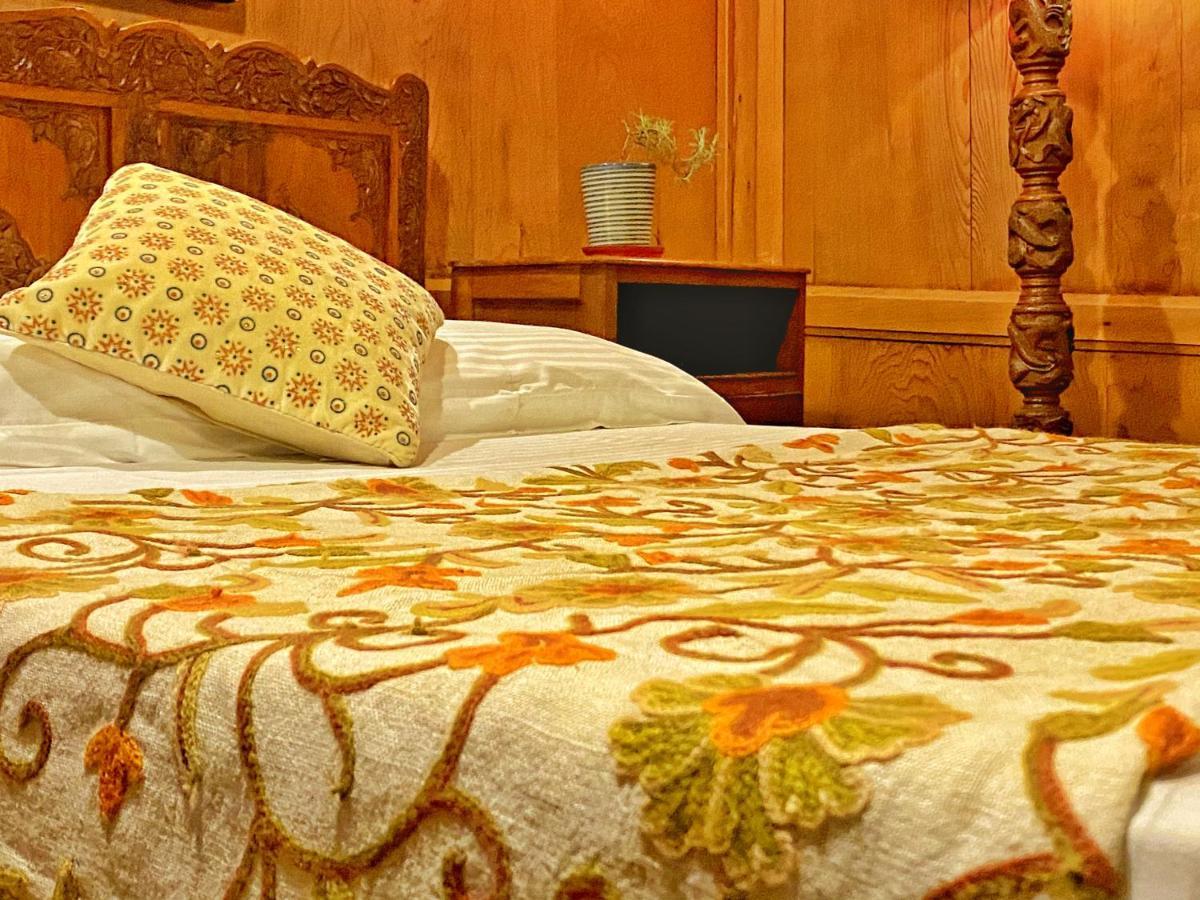 Omar Khayam Houseboat Retreat Bed & Breakfast Srinagar  Exterior photo