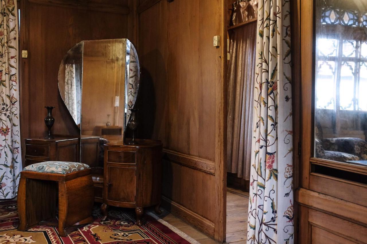 Omar Khayam Houseboat Retreat Bed & Breakfast Srinagar  Exterior photo