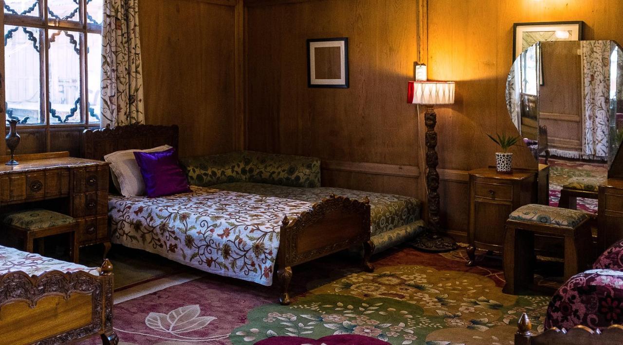 Omar Khayam Houseboat Retreat Bed & Breakfast Srinagar  Exterior photo