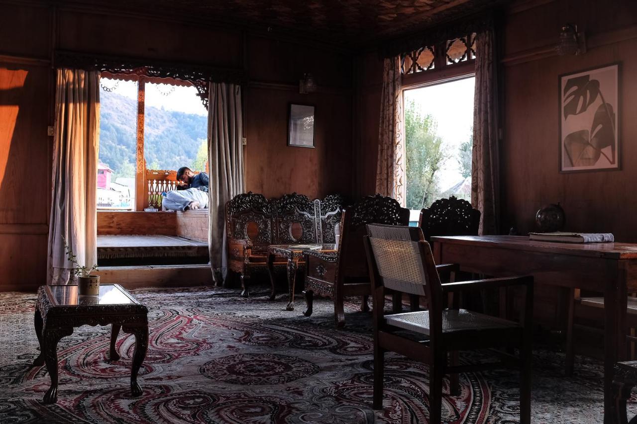 Omar Khayam Houseboat Retreat Bed & Breakfast Srinagar  Exterior photo